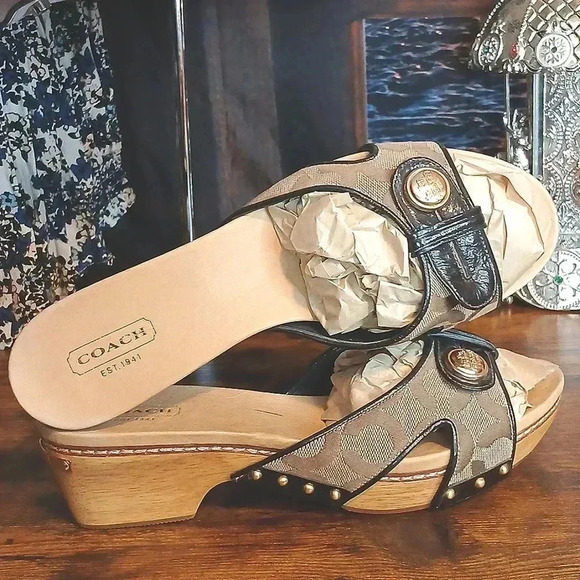 AUTHENTIC COACH LARGE C SIGNATURE BROWN/TAN KITTEN HEEL WOMEN'S 7.5 - Picture 1 of 12